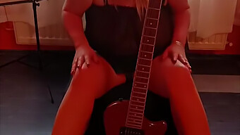 Amatör Milf, Göğüslerini Tatmin Ederken Gitar Çalıyor