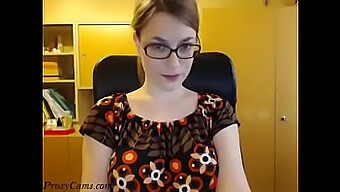 Sexy Geeky Dívka Se Svléká A Předvádí Striptýz Na Webkameře - Proxycams.Com